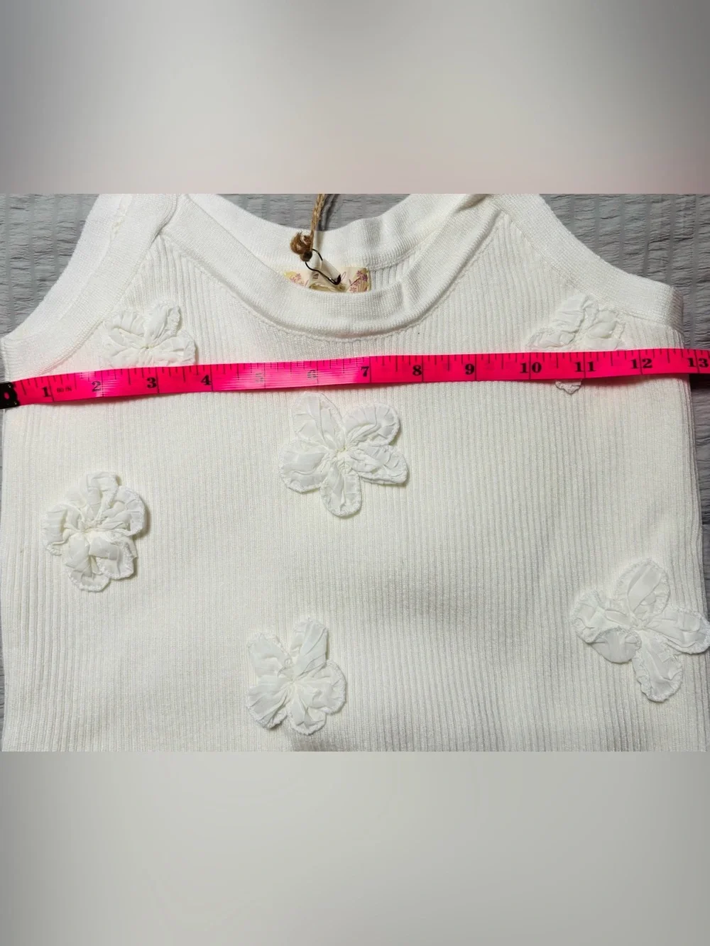 🌴🌴🌴easel White Ribbed Knit Tank with 3D Floral Appliqués - Picture 5 of 5